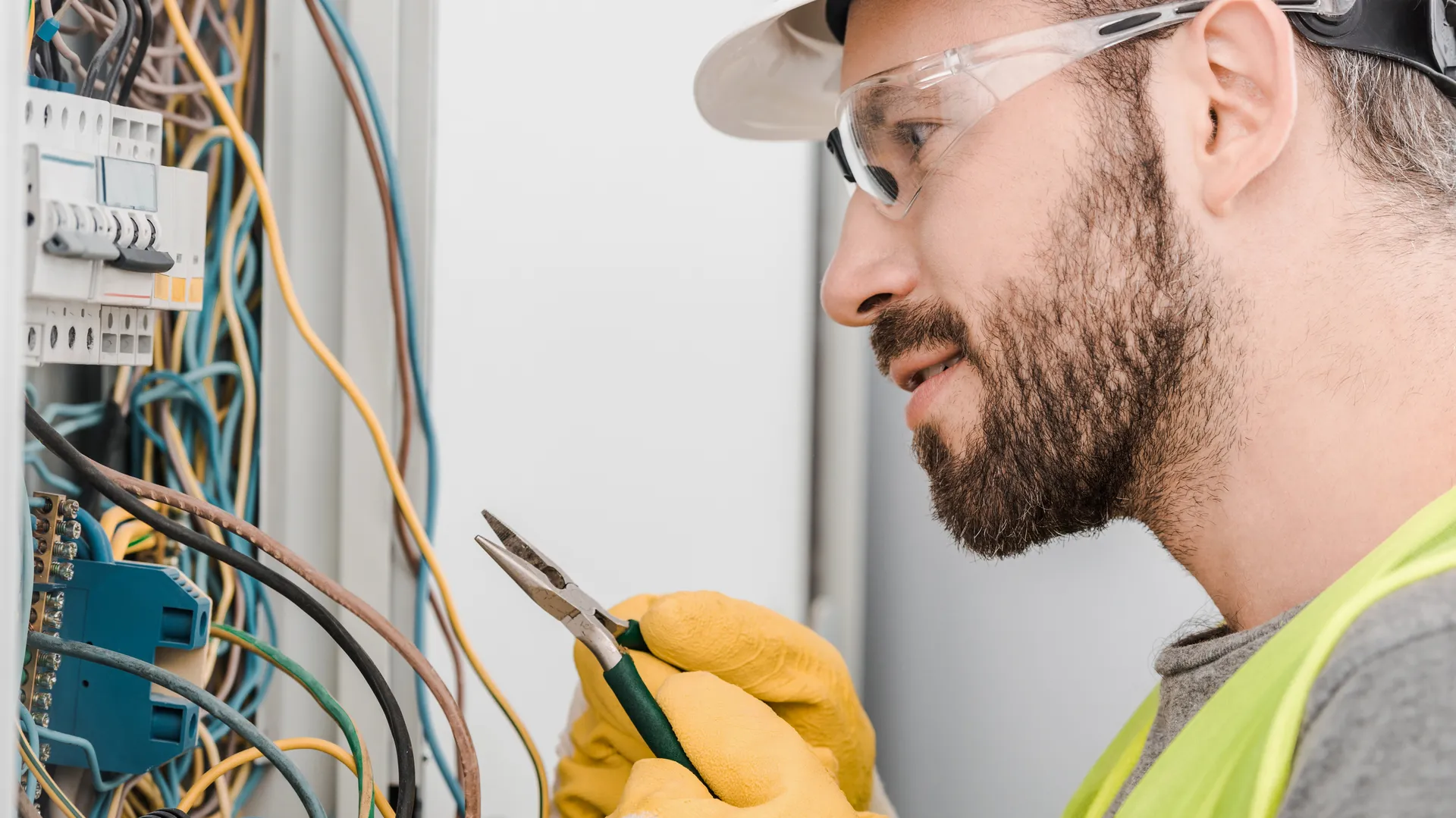 Électricien professionnel en intervention à Bobigny France